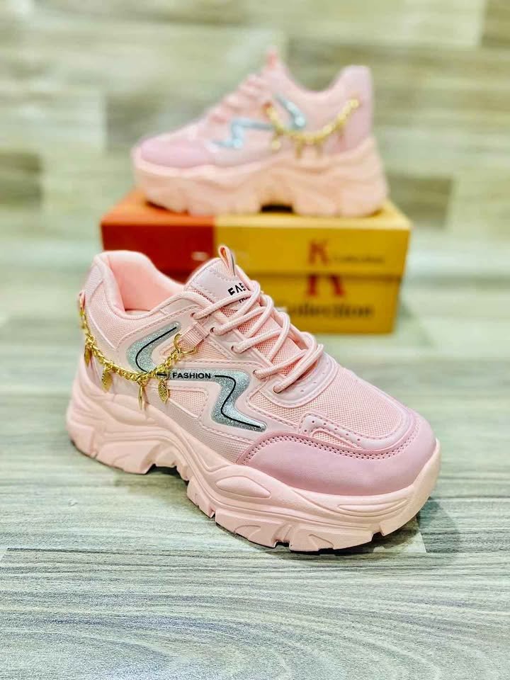 trendy girls casual sneakers