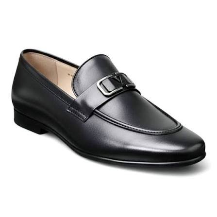 Men black leather formal loafers with metallic buckle strap
